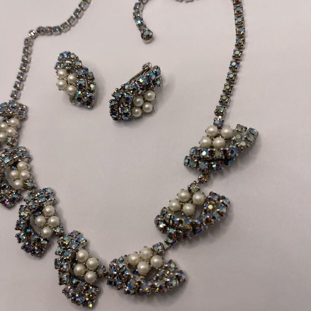 Vintage set aurora borealis and faux pearls necklace earrings - Picture 7 of 9